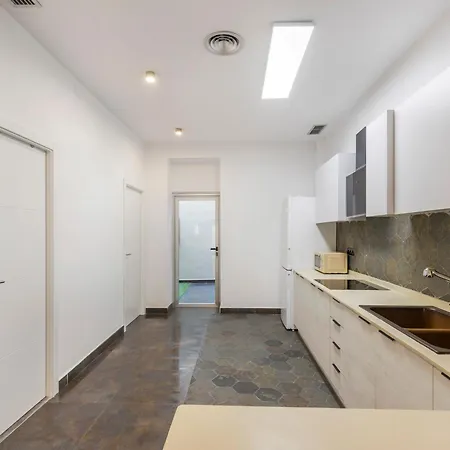 Modern With Patio In Apartament