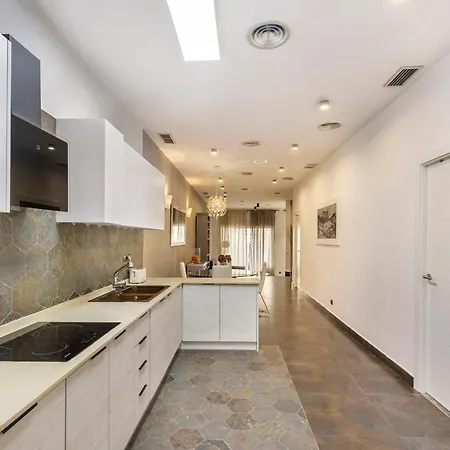 Apartament Modern With Patio In *