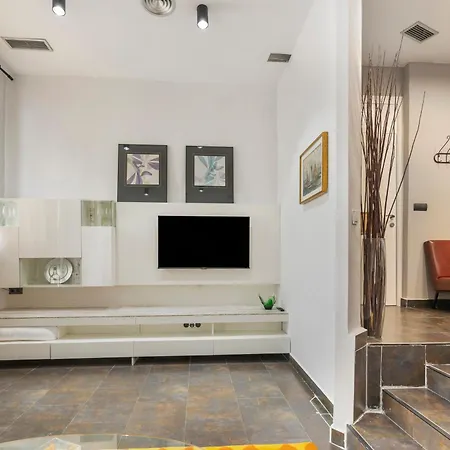 Apartament Modern With Patio In