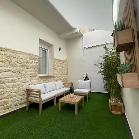 Apartament Modern With Patio In